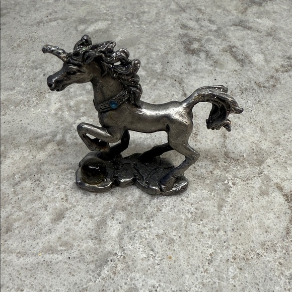 Pewter Unicorn with chrystal ball Figurine 2”x2” - Picture 7 of 7